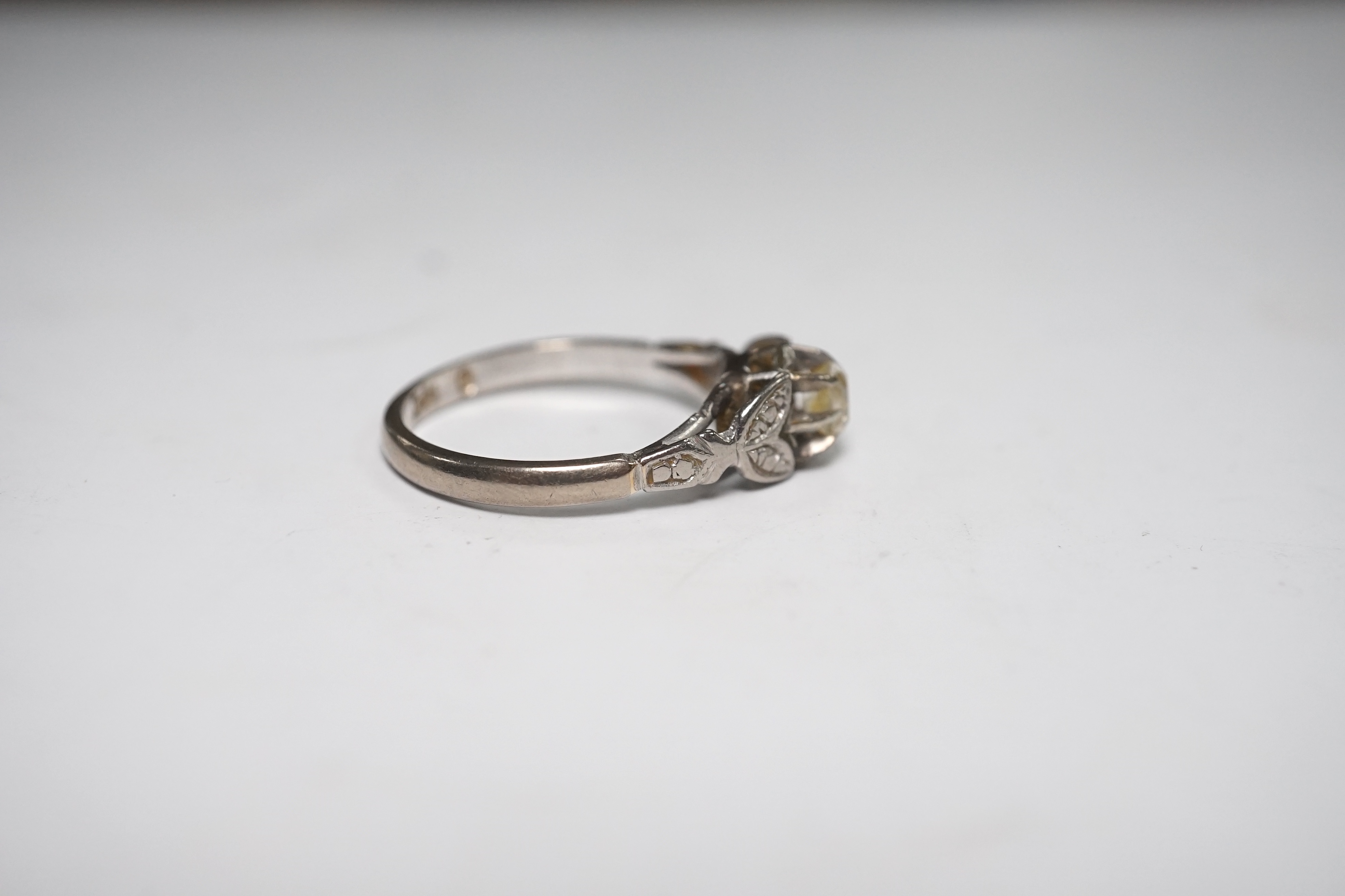 An 18ct white metal and cushion cut solitaire diamond ring, size N/O, gross weight 2.6 grams. Condition - fair